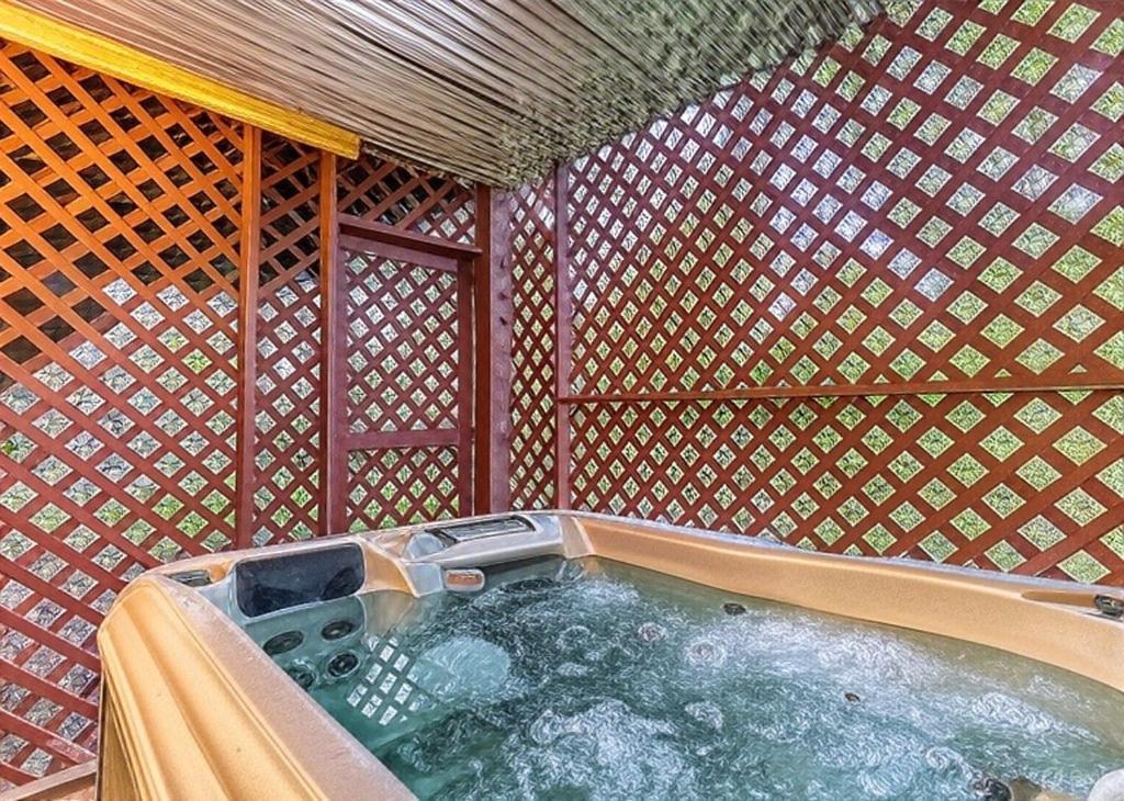Rock Of Ages, Hot Tub, Game Room, Wifi, 1089 Free Tickets Each Paid Day, Dollywood And More Pigeon Forge Exterior photo